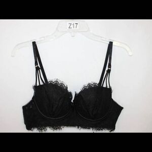 Frederick's Of Hollywood Beautiful Black Lace Underwire Size M Bra.